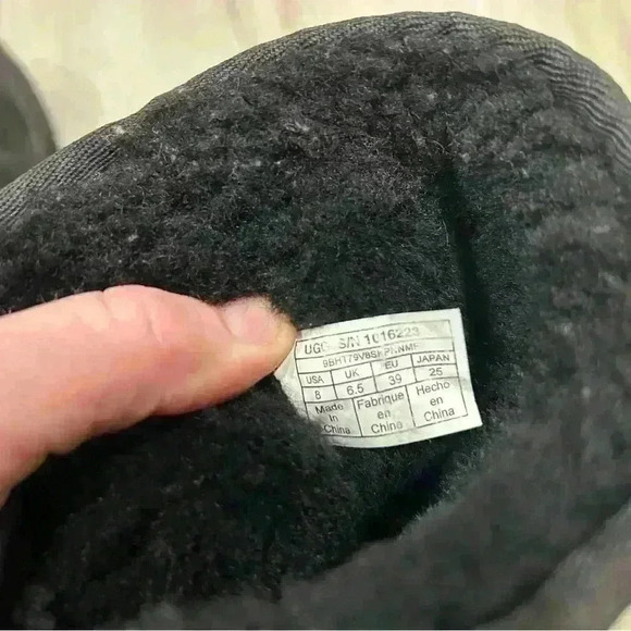 Ugg Classic Black Short Boot ll - Picture 9 of 9